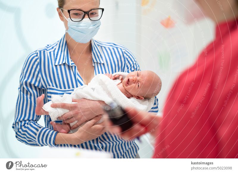 Mutter hält ihren kleinen Jungen bei einem Arzttermin beim Kinderarzt. Kinderärztin Baby Eltern Beratung Medizin Stethoskop Pflege medizinisch besuchen