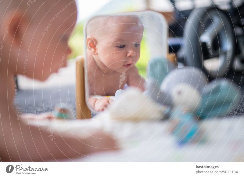 Schöne Aufnahme von Spiegel reflectiona von niedlichen kleinen Jungen spielen mit Spielzeug. Baby Kind Porträt Reflexion & Spiegelung Säugling Kindheit schön