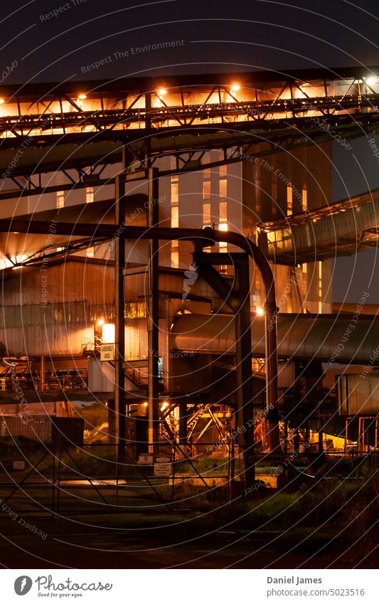 Die Unerbittlichkeit der Schwerindustrie - Detail Stahlbau Stahlwerk Industrie Nacht glühen Herstellung Stahlindustrie Industriebetrieb Industriekultur