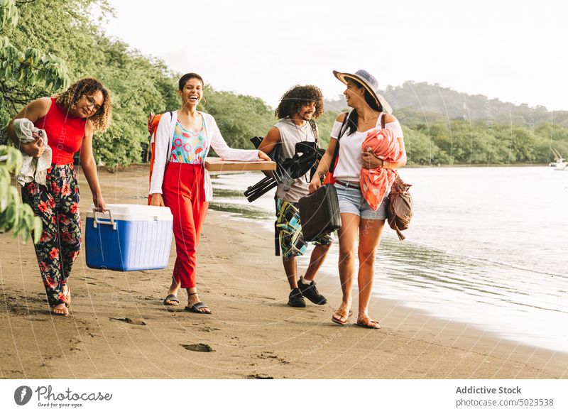 Eine Gruppe von Freunden trifft sich zum Picknick am Strand Menschengruppe Sommer Zusammensein sich[Akk] sammeln Treffpunkt Party Freundschaft Lifestyle Urlaub