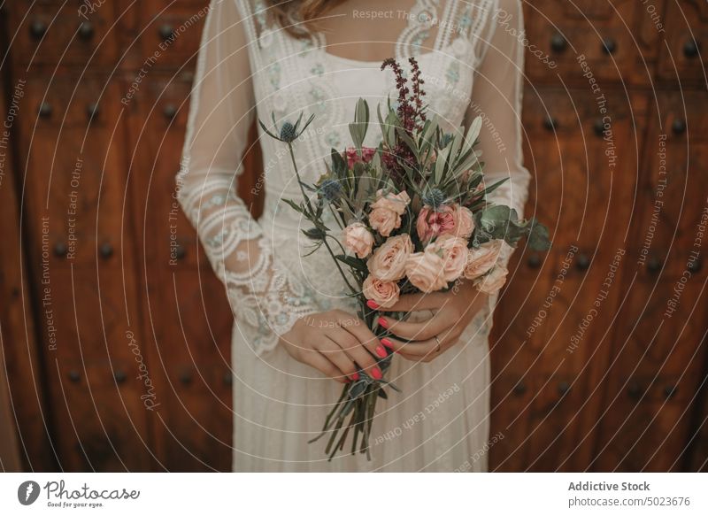 Charmante attraktive junge Frau im Kleid mit Blumenstrauß charmant Hochzeit Dame Make-up Haufen Blütezeit Tür schön leidenschaftlich romantisch Pflanze Aroma