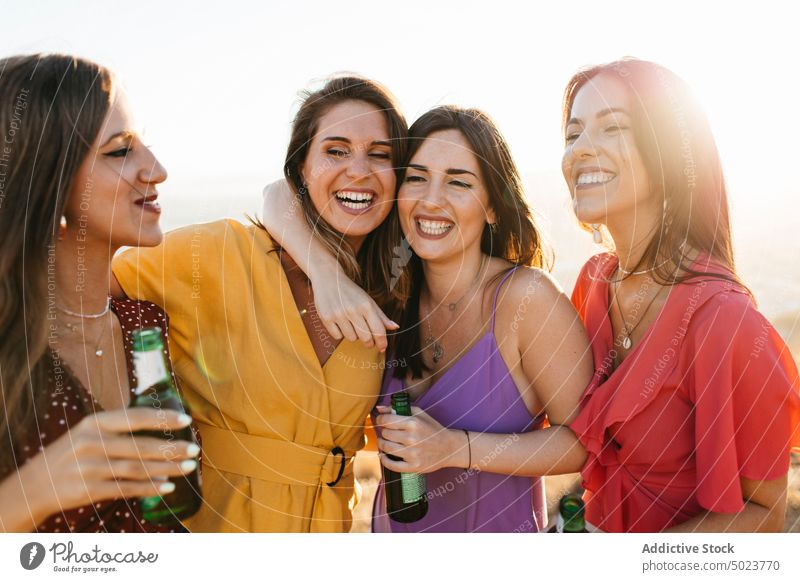 Glückliche Freundinnen mit Getränken und Spaß auf einem Hügel Frauen Party trinken Alkohol Bergkuppe Schnaps heiter Stadt wolkenlos Sonnenlicht Freude