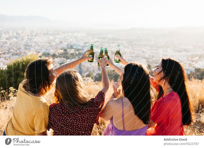 Glückliche Freunde stoßen mit Bierflaschen an Frauen Klirren Zuprosten Freude Freundin Spaß jubelt Flasche Menschengruppe sich[Akk] sammeln trinken Alkohol