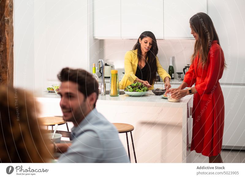 Frauen kochen gemeinsam in der Küche Freund heimwärts vorbereiten Lebensmittel Glück Zusammensein Party jung Stil Snack trendy multiethnisch rassenübergreifend