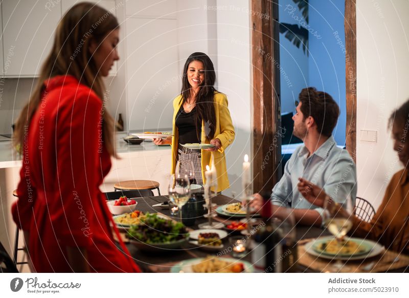 Multiethnische Freunde genießen das Abendessen zu Hause Zusammensein heimwärts Party feiern Speise festlich Veranstaltung sich[Akk] sammeln Mahlzeit Feiertag