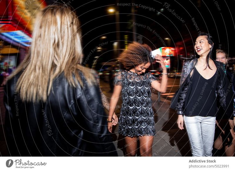 Verschiedene lächelnde Freunde gehen nachts auf der Straße Frauen Party heiter Stil Spaß cool Nacht Feiertag sich[Akk] sammeln Glück feiern Veranstaltung