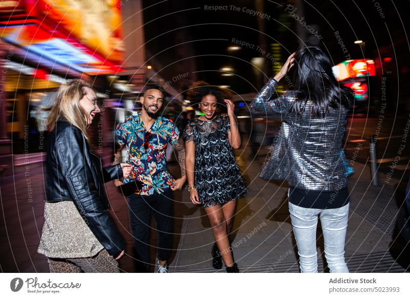 Verschiedene lächelnde Freunde gehen nachts auf der Straße Frauen Mann Party heiter Stil Spaß cool Nacht Feiertag sich[Akk] sammeln Glück feiern Veranstaltung