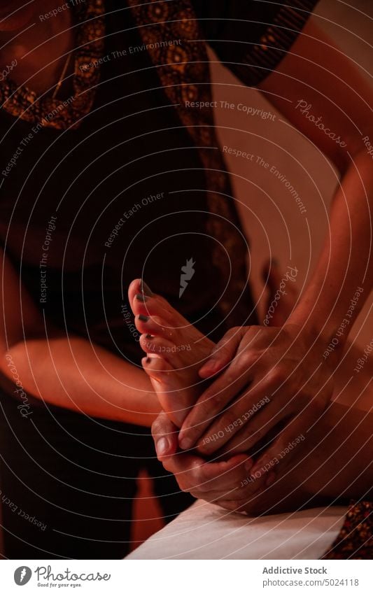 Hände eines Masseurs, der einem Kunden eine Fußmassage gibt Frau massierend Erdöl Thaimassage Massagist anonym Behandlung Massage Therapie asiatisch Spa Körper