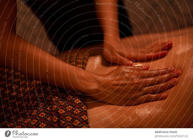 Hände eines Masseurs, der Massageöl auf einen Kunden aufträgt Frau massierend Schweiß Erdöl Thaimassage Massagist anonym Behandlung Therapie asiatisch Spa