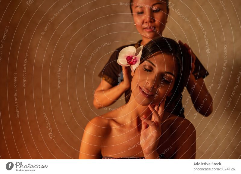 Thailändische Masseurin bei der Massage einer jungen Frau massierend Thaimassage Behandlung Therapie asiatisch Spa Körper Wellness Schönheit Gesundheit Erholung