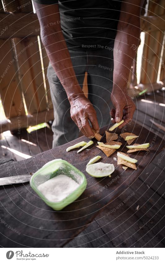 Ethnischer Mann bereitet mexikanische Vorspeise am Tisch zu Koch Amuse-Gueule nacho Avocado Tradition mexikanisches Essen Landschaft Snack Lebensmittel männlich