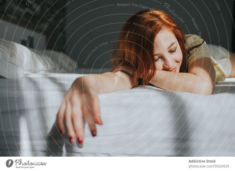 Junge hübsche Frau auf dem Bett liegend im Innenbereich Schlafzimmer Freizeit attraktiv schön Streu verschwommener Hintergrund geschlossene Augen Komfort bequem