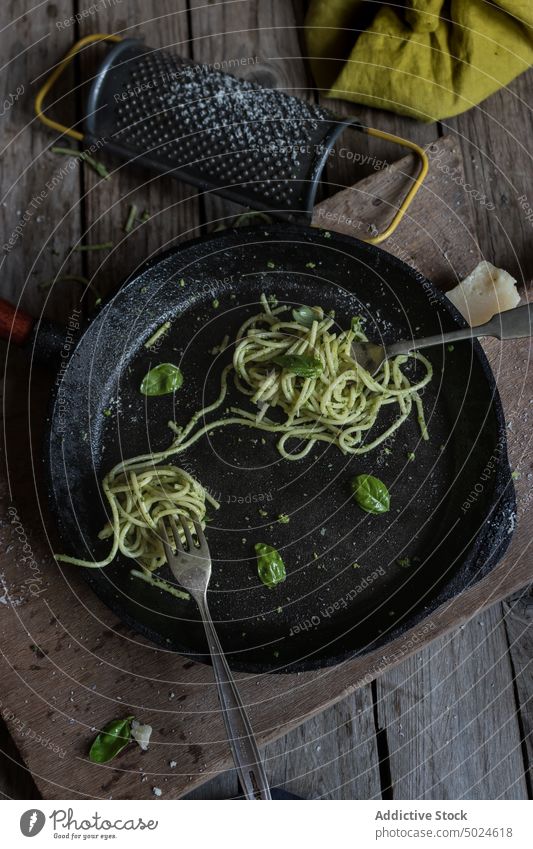 Leckere Spaghetti mit Pestosauce, Spinat und Parmesankäse Lebensmittel Spaguetti Ernährung Vitamin Vegetarier essen von oben Entzug Frische natürlich niemand