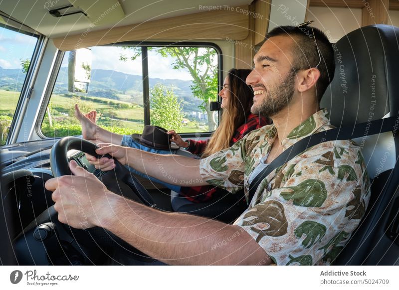 Ehepaar reist im Wohnmobil in den Sommerferien Paar reisen Mitfahrgelegenheit Laufwerk Wohnwagen Autoreise Ausflug Urlaub Reise Partnerschaft Abenteuer Fahrzeug