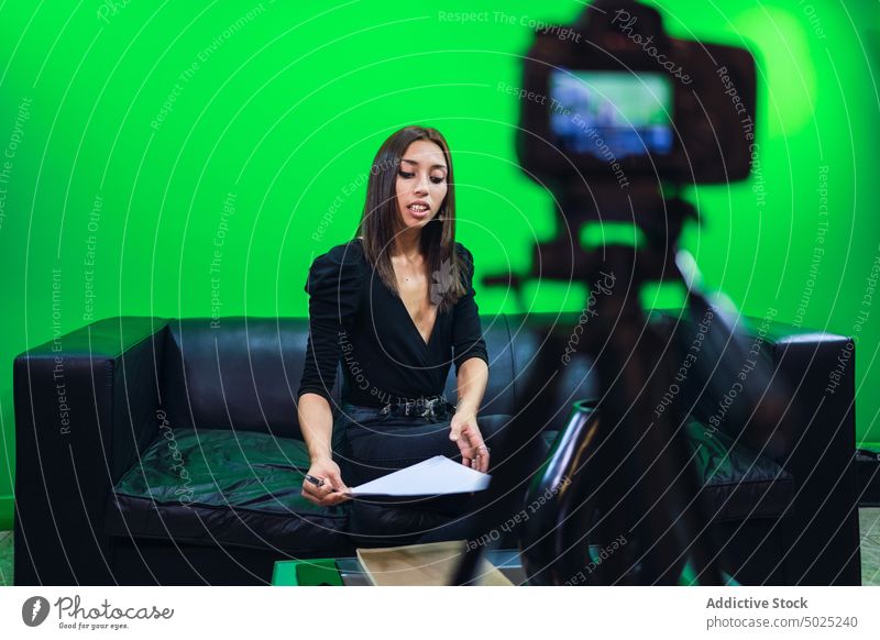Positiv eingestellte Frau, die ein Video mit der Kamera im Studio aufnimmt Blogger Aufzeichnen Fotokamera benutzend digital Ausstrahlung Internet schießen