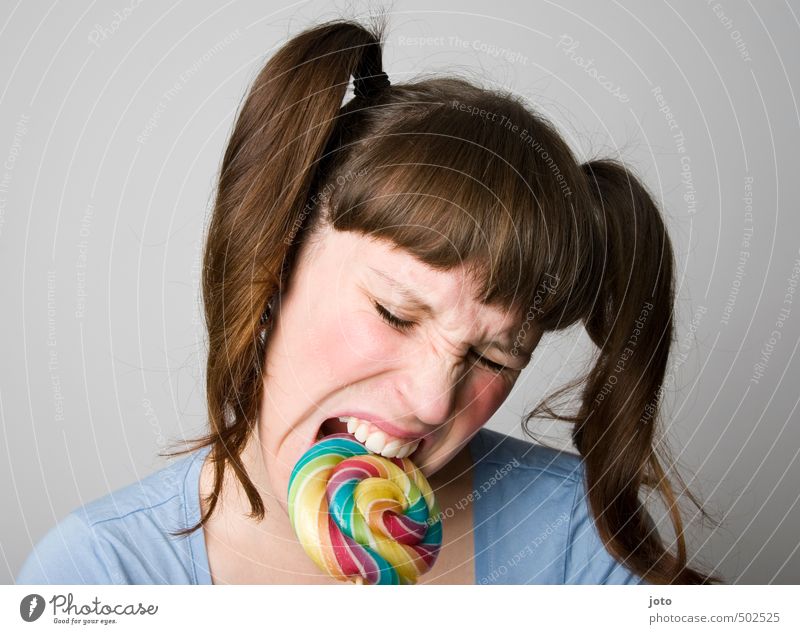 es will nicht so wie ich es will Süßwaren Lollipop Junge Frau Jugendliche Kindheit Zopf rebellisch Kraft Willensstärke Mut Tatkraft Appetit & Hunger gefräßig