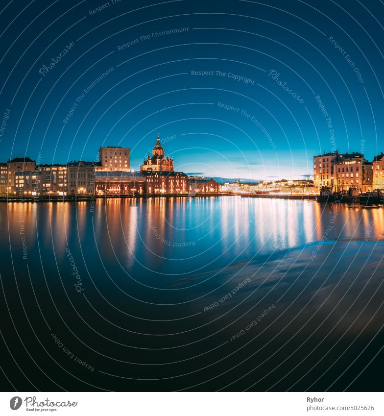 Helsinki, Finnland. Blick auf die Uferpromenade mit der beleuchteten Uspenski-Kathedrale bei Sonnenuntergang schön reisen baltisch Park Europa Gebäude Licht