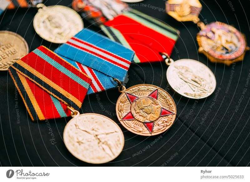 Jubiläumsmedaillen des Sieges im Großen Vaterländischen Krieg auf einem Mantel rund Sowjetunion Mai Symbol heimisch Parade zum Gedenken an Tag Mann Uniform