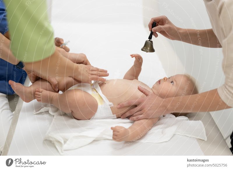 Das Baby wird vom Kinderarzt im Beisein der Mutter geimpft. Vorbeugende Impfung gegen Diphtherie, Keuchhusten, Tetanus, Hepatitis, Hämophilus influenzae, Pneumokokken, Poliomyelitis