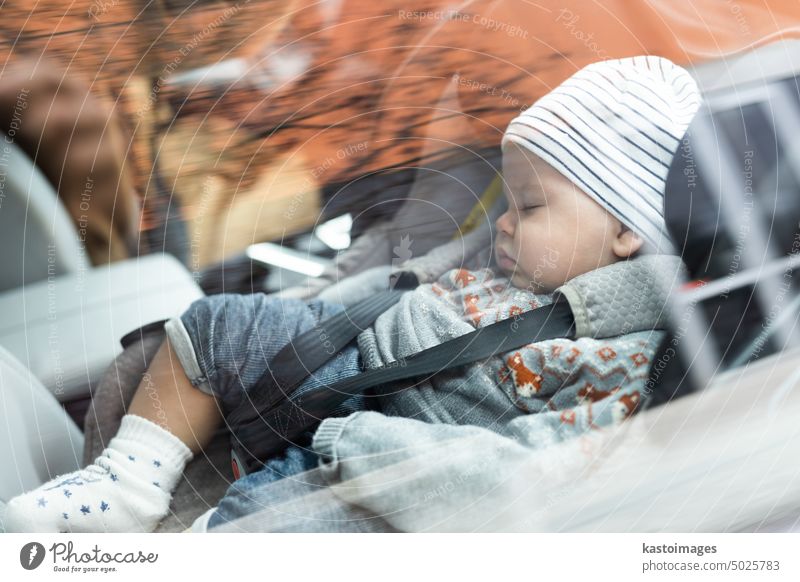 Nettes kleines Baby schläft in einem Kindersitz im Fahrgastraum während einer Autofahrt. Säugling PKW Fahrzeug Sitz Laufwerk Transport Sicherheit Schutz