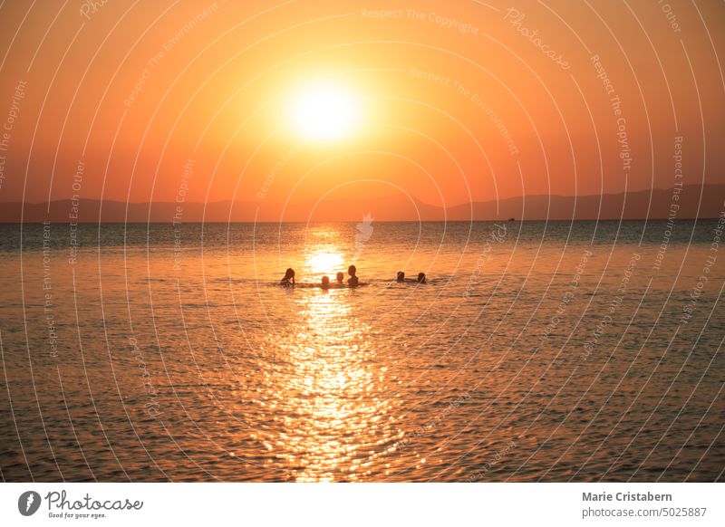 Silhouetten von Menschen genießen das warme Meer während des Sonnenuntergangs in Koh Tonsay oder Rabbit Island in Kambodscha Lifestyle Menschen Silhouetten
