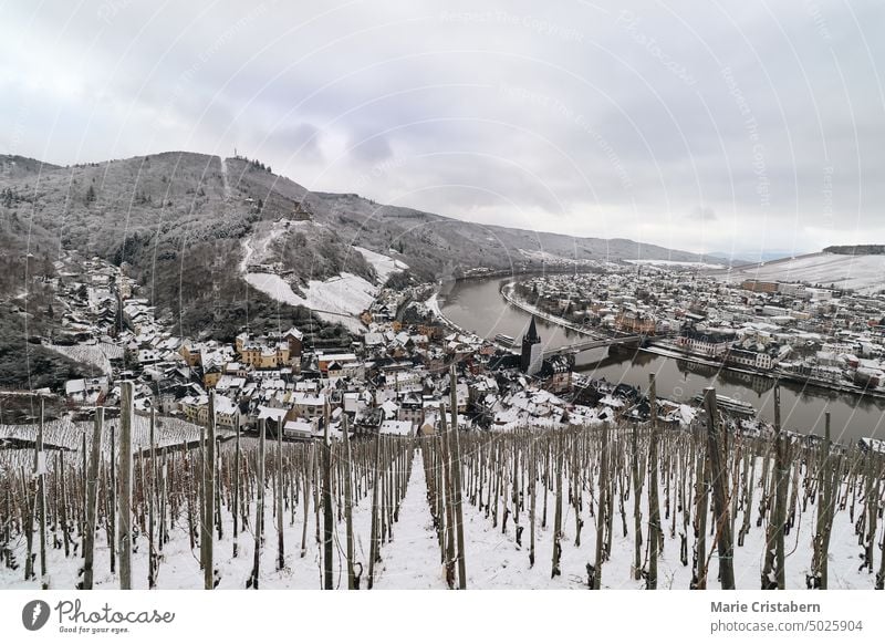Blick auf die im Winter verschneiten Weinberge in Bernkastel-Kues Deutschland Urlaubsziel Saison Tourismus keine Menschen Dezember magisch ätherisch November