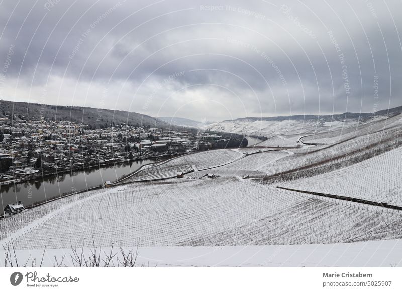 Bezaubernde Luftaufnahme des Moseltals und der im Winter verschneiten Stadt Bernkastel-Kues Deutschland Antenne bezaubernd ätherisch Tourismus berühmter Ort