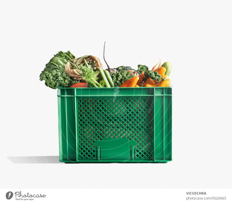 Bio-Gemüse-Box auf weißem Hintergrund. Lebensmittel-Box Lieferung organisch Gemüsekiste weißer Hintergrund Versand niemand Einzelhandel kaufen grün Objekt
