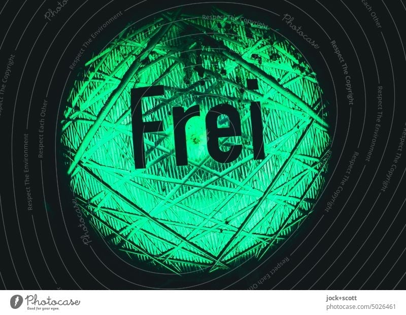 grünes Lichtsignal zur freien Fahrt Ampel Kunstlicht leuchten Verkehrsschild Wort Deutsch Detailaufnahme Technik & Technologie Mobilität aufleuchten Silhouette