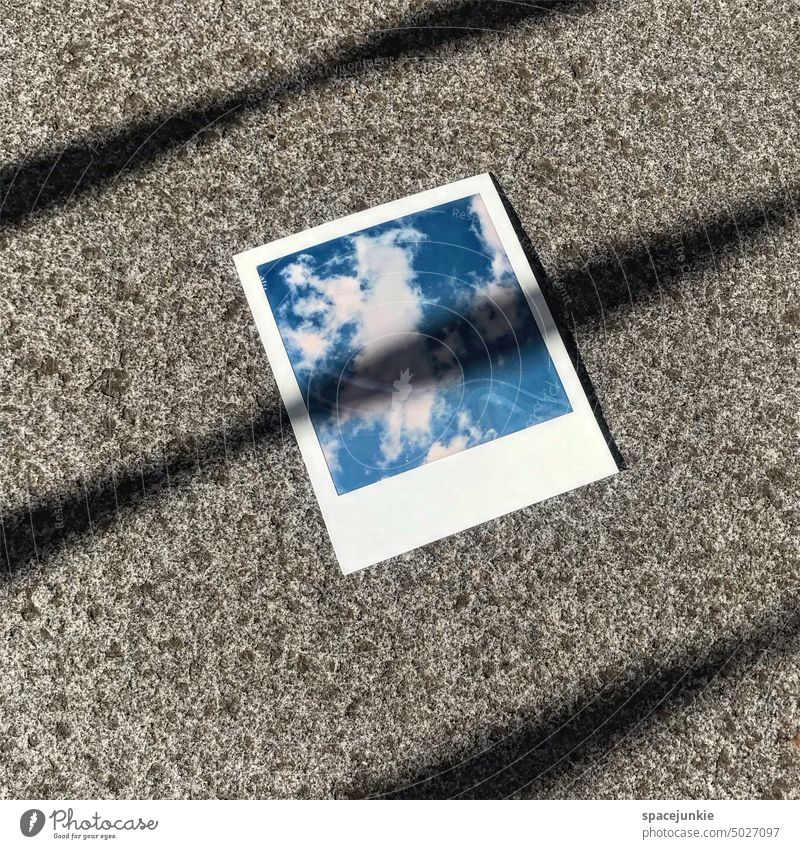 Himmel Wolken blau Licht Schatten Beton Fotografie Polaroid