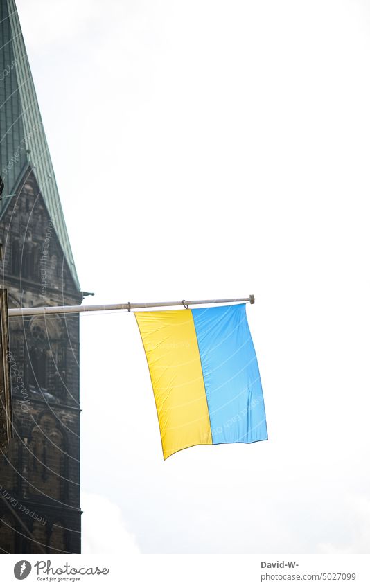 Ukrainische Flagge mit Kirchturm im Hintergrund Ukraine Fahne Kirche Glaube Krieg Hoffnung Angst Gott beten Frieden Symbol Konzept Zeichen