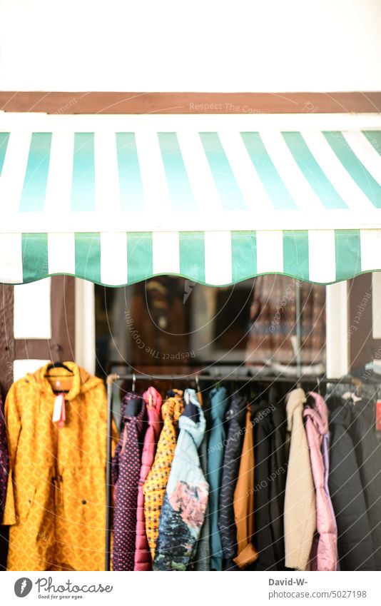 Jacken auf einem Ständer vor einem Klamottenladen Modegeschäft Kleiderständer Einkaufen Einzelhandel shoppen Kleidung Geschäft Handel Schaufenster Ladengeschäft
