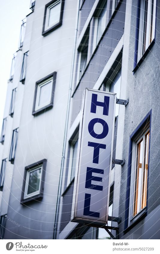 Hotel - Schild an einem Gebäude Fenster Hotelzimmer Stromkosten Licht Ferien & Urlaub & Reisen Wort