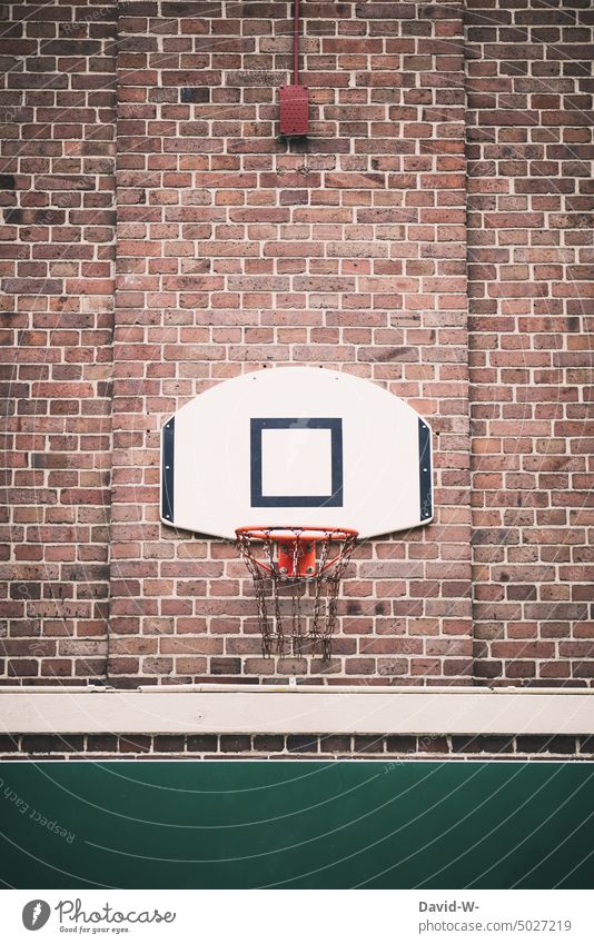 alter Basketballkorb an einer Mauer Basketballplatz basketballfeld Sport Sportstätten Backsteinmauer