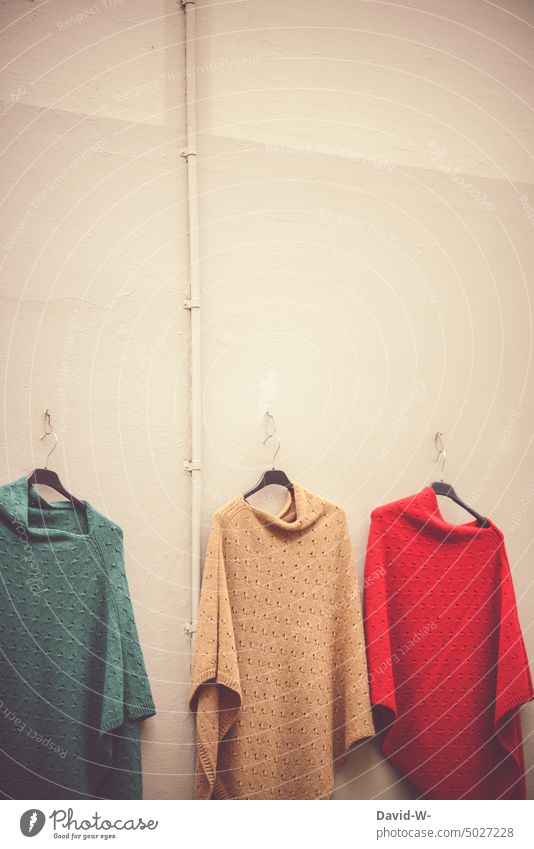 Herbstmode - Kleidung zum Verkauf an Kleiderhaken herbstmode Einzelhandel Mode Bekleidung kaufen hängen Laden Textil frauenmode Strickjacke Wollpullover