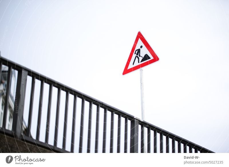 Baustellenschild in der Stadt baustellenschild Achtung Hinweis Vorsicht Warnhinweis Hinweisschild Schild Himmel