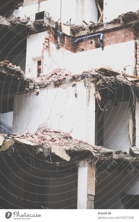 zerstörtes Gebäude Haus Baustelle Abrissgebäude kaputt Bauschutt Fassade