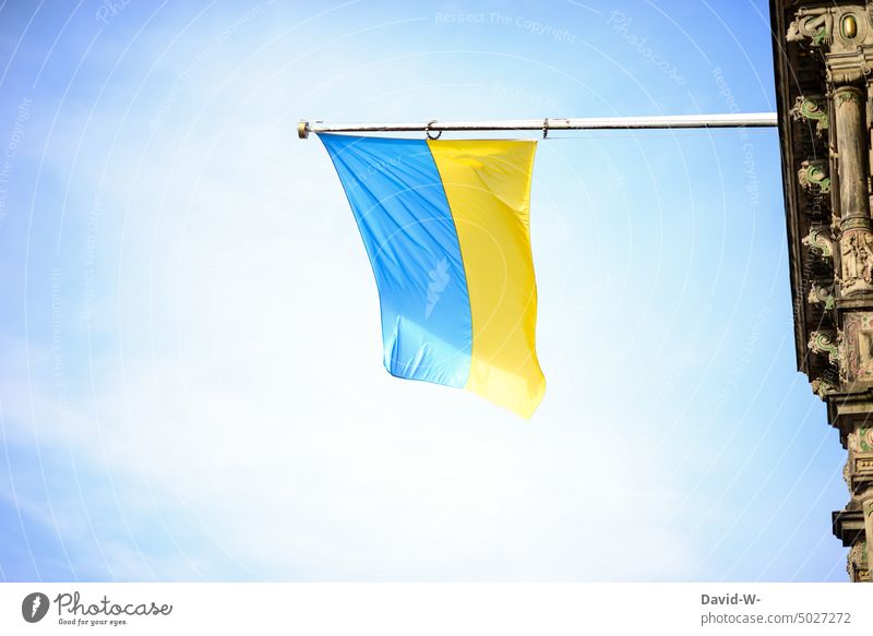 Ukrainische Flagge an einem Gebäude Ukraine Fahne Krieg Frieden Himmel Sonnenschein Sonnenlicht Blau Gelb Freiheit