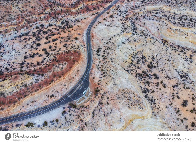 Drohnenansicht einer asphaltierten Straße, die durch ein sandiges Tal in Utah führt Autobahn Berge u. Gebirge Landschaft Panoramastraße 12 Fahrbahn Route Natur