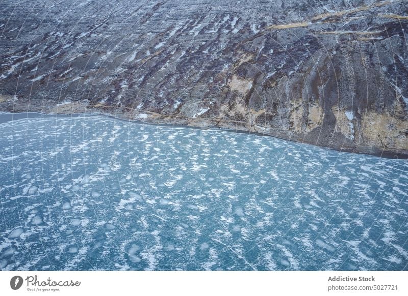 Gefrorener See in den Bergen im Winter Eis Gletscher gefroren Natur Norden Hintergrund Geologie Berghang kalt Umwelt Wetter rau Saison malerisch Schnee