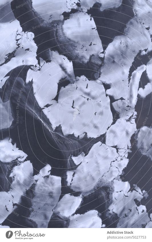 Strukturierte Oberfläche eines gefrorenen Sees mit Gletschern Eis Winter Natur Norden Hintergrund Geologie Berghang kalt Umwelt Wetter rau Saison malerisch