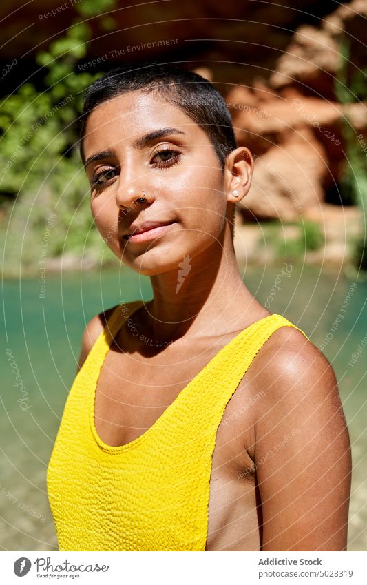 Hispanische Reisende in der Nähe eines Sees Frau Reisender Sommer Wochenende Natur tagsüber Porträt Wasser Urlaub hispanisch ethnisch jung brünett Teich
