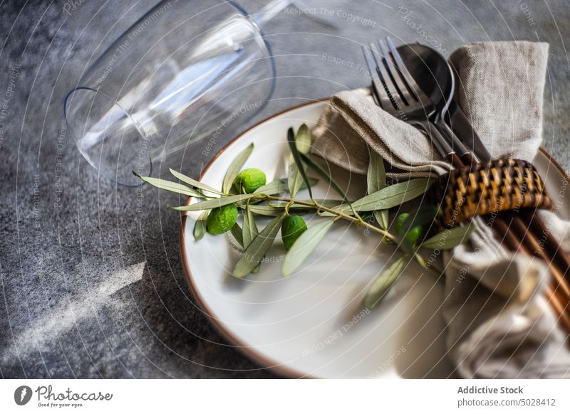 Rustikale Sommertischdekoration herbstlich Keramik Besteck Abendessen Essgeschirr Essen Lebensmittel Gabel Messer Blätter Mahlzeit Serviette oliv Frieden Ort