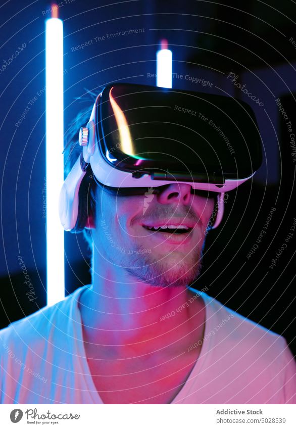Erstauntes Männchen im VR-Headset in Neonlicht Mann Virtuelle Realität Schutzbrille Brille eintauchen aufgeregt erstaunt Porträt männlich Technik & Technologie