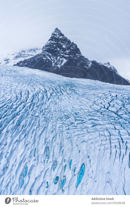 Verschneite felsige Berge an einem Wintertag Berge u. Gebirge Schnee Landschaft Gletscher Ambitus Natur Kamm fjallsarlon Vatnajokull Island atemberaubend Eis