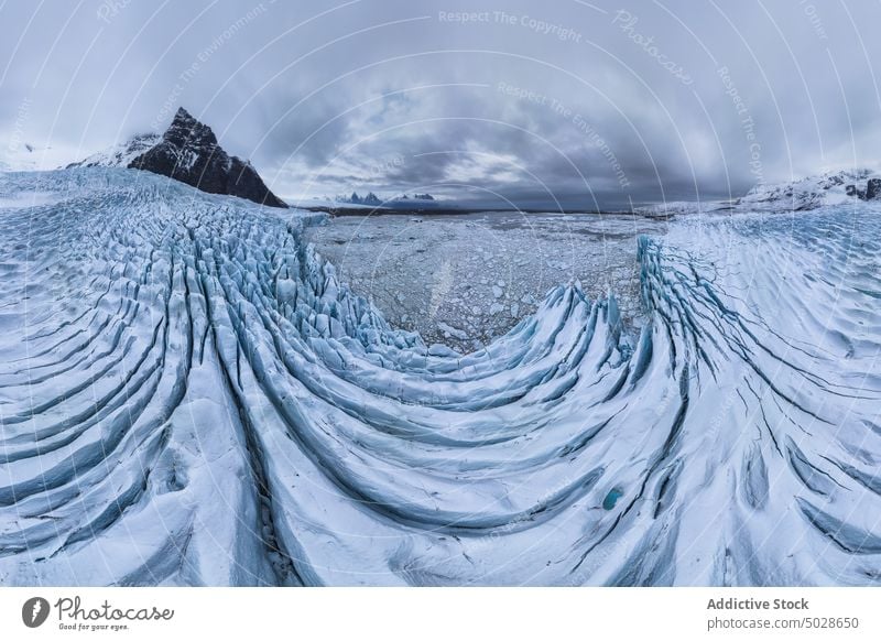 Verschneite felsige Berge an einem Wintertag Berge u. Gebirge Schnee Landschaft Gletscher Ambitus Natur Kamm fjallsarlon Vatnajokull Island atemberaubend Eis