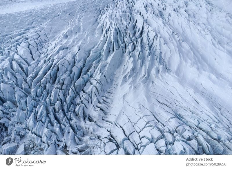 Texturierter Hintergrund einer massiven Eiskappe Gletscher vulkanisch Formation Berghang Schnee Oberfläche Natur abstrakt wild rau Geologie Muster Gelände
