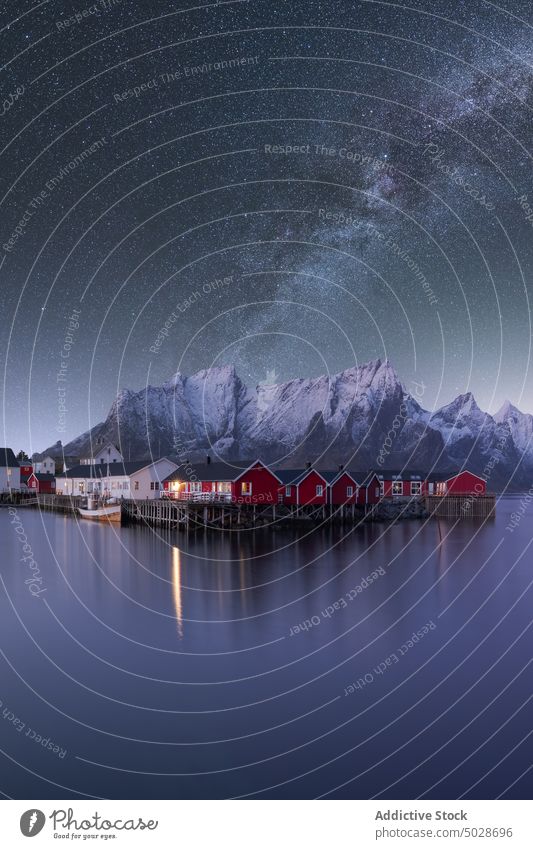 Sternenhimmel über einem Bergdorf am See Berge u. Gebirge Milchstrasse Dorf Hochland Himmel Haus Nacht Lofoten Inseln Norwegen sternenklar