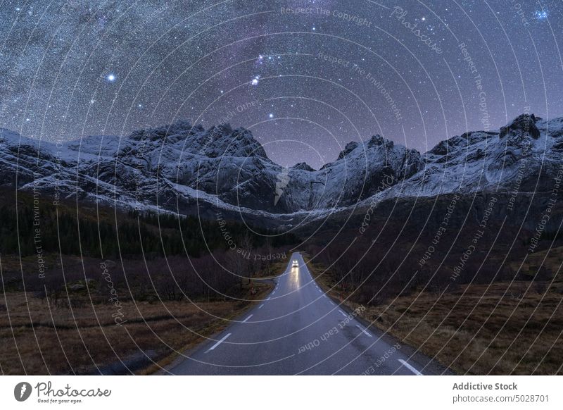 Auto auf der Straße unter Sternenhimmel bei Nacht PKW Milchstrasse Berge u. Gebirge Winter sternenklar Landschaft Himmel Norwegen Lofoten Inseln Natur Hochland