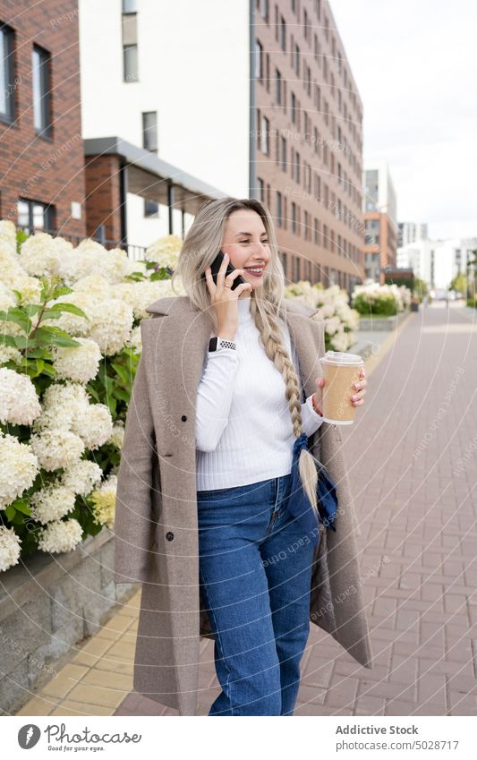 Frau benutzt Smartphone auf der Straße reden sprechen benutzend Stil soziale Netzwerke urban online Anschluss Gerät Imbissbude zum Mitnehmen Telefon Mobile